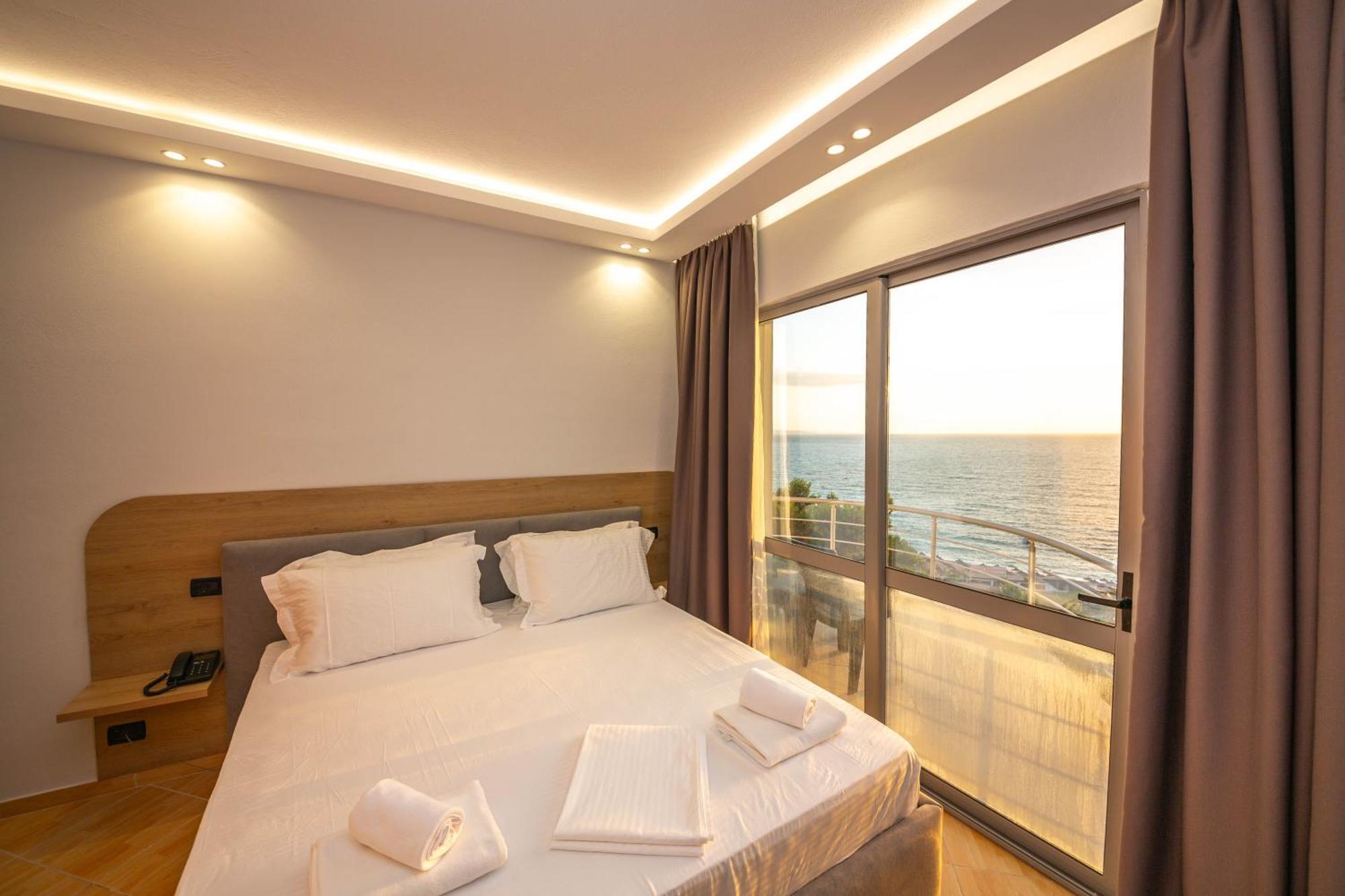Hotel Sea Breeze Sarandë 外观 照片