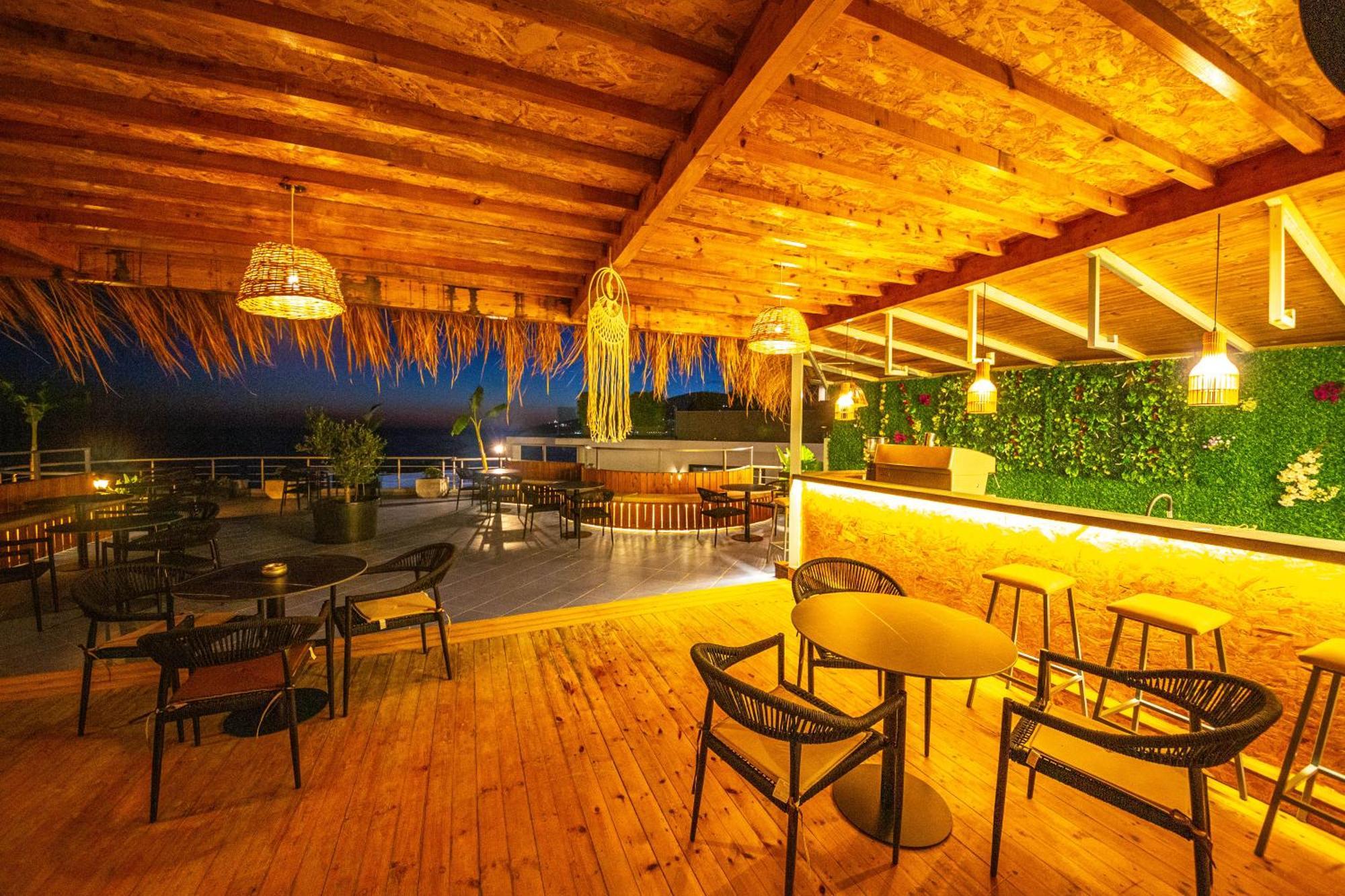 Hotel Sea Breeze Sarandë 外观 照片