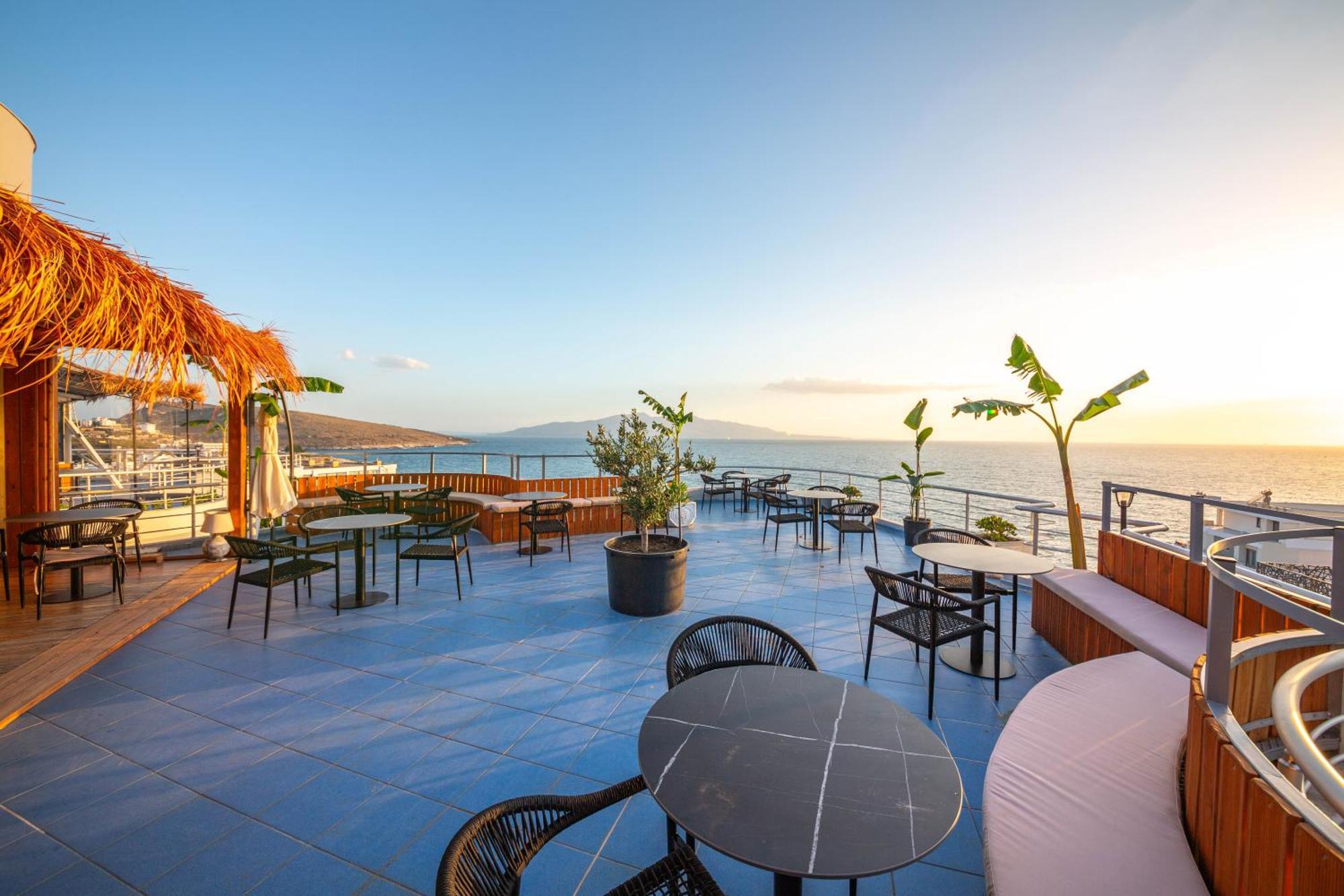 Hotel Sea Breeze Sarandë 外观 照片