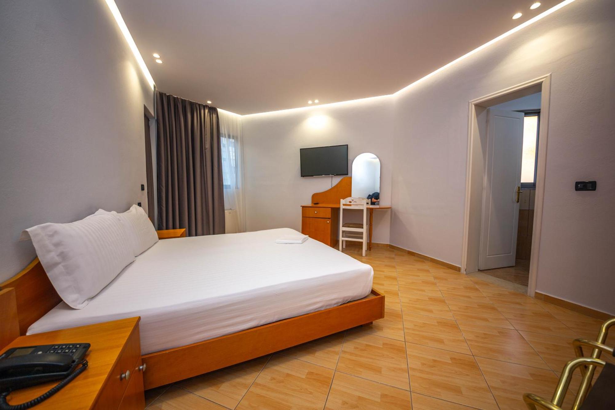 Hotel Sea Breeze Sarandë 外观 照片