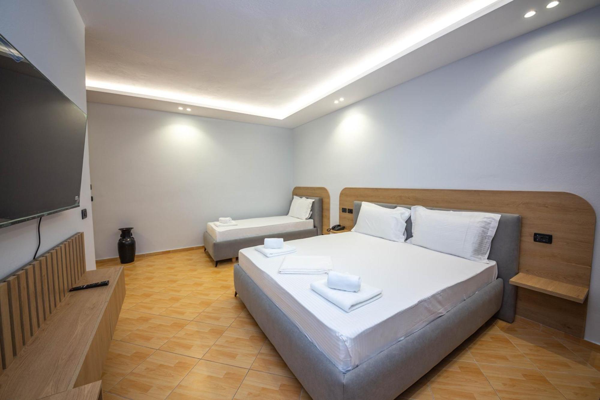 Hotel Sea Breeze Sarandë 外观 照片