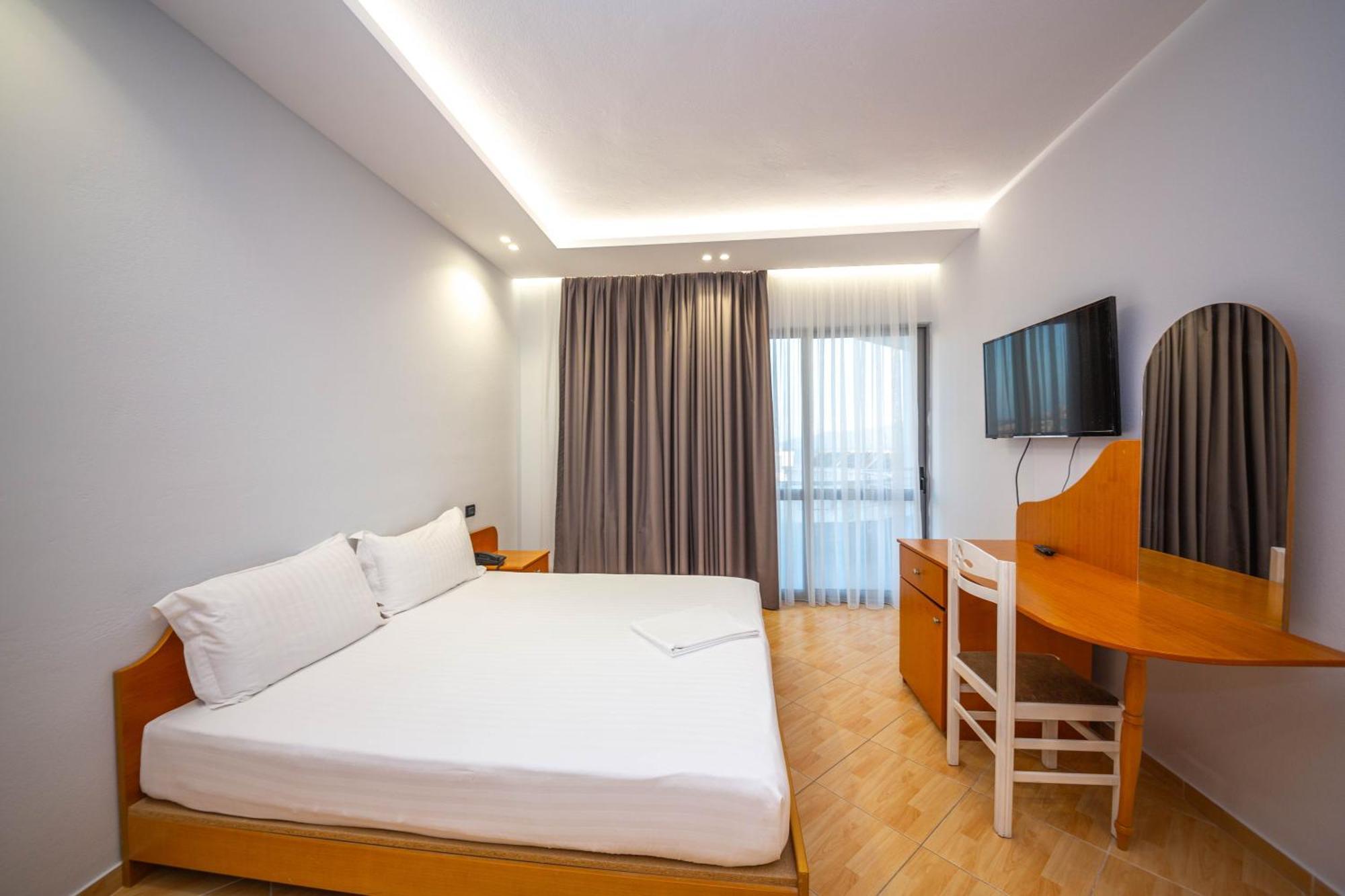 Hotel Sea Breeze Sarandë 外观 照片