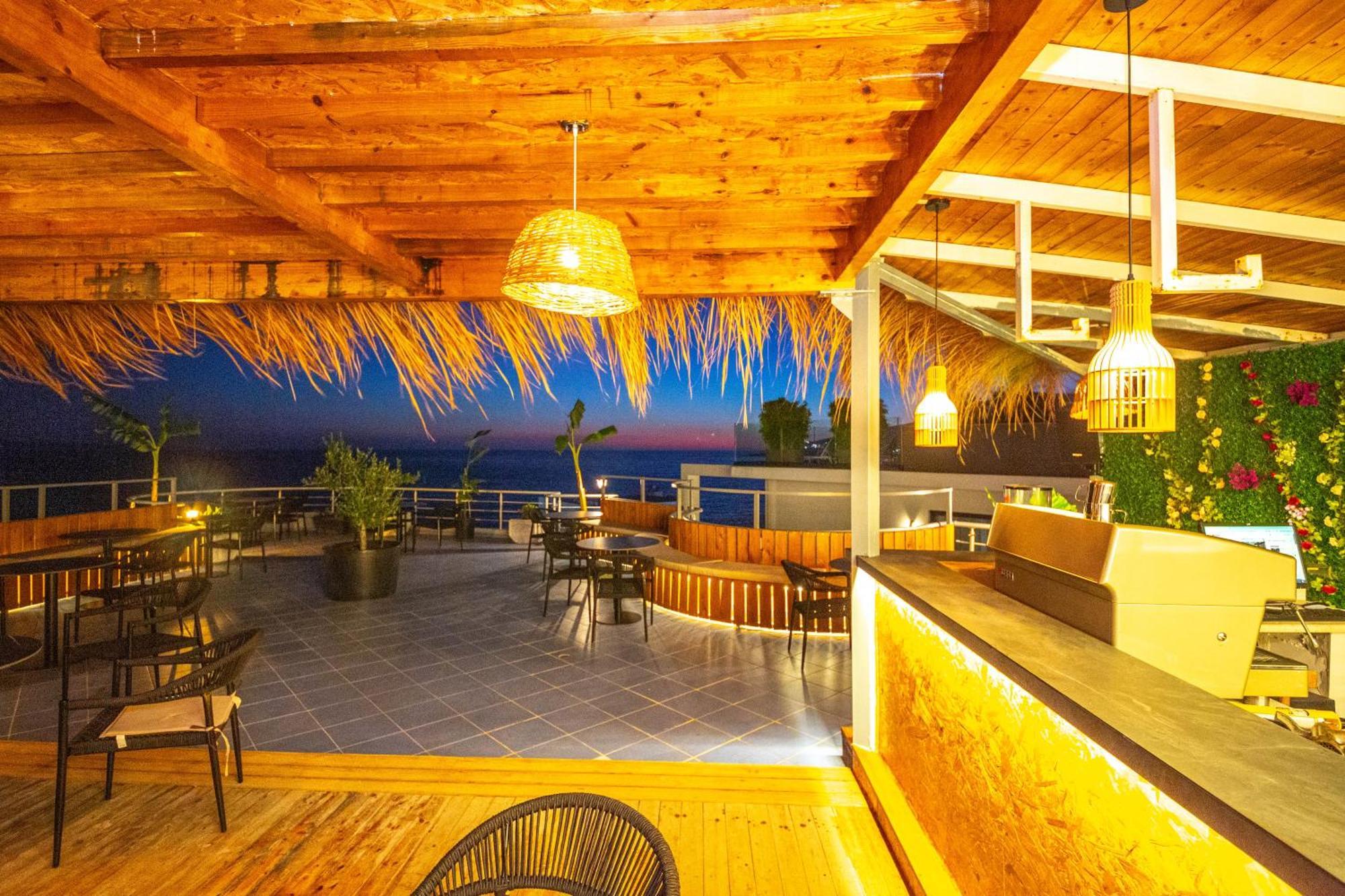 Hotel Sea Breeze Sarandë 外观 照片