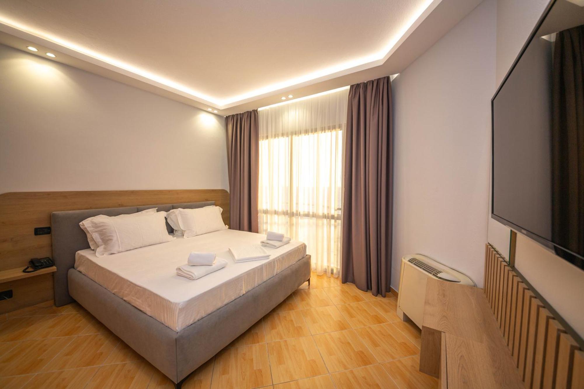Hotel Sea Breeze Sarandë 外观 照片