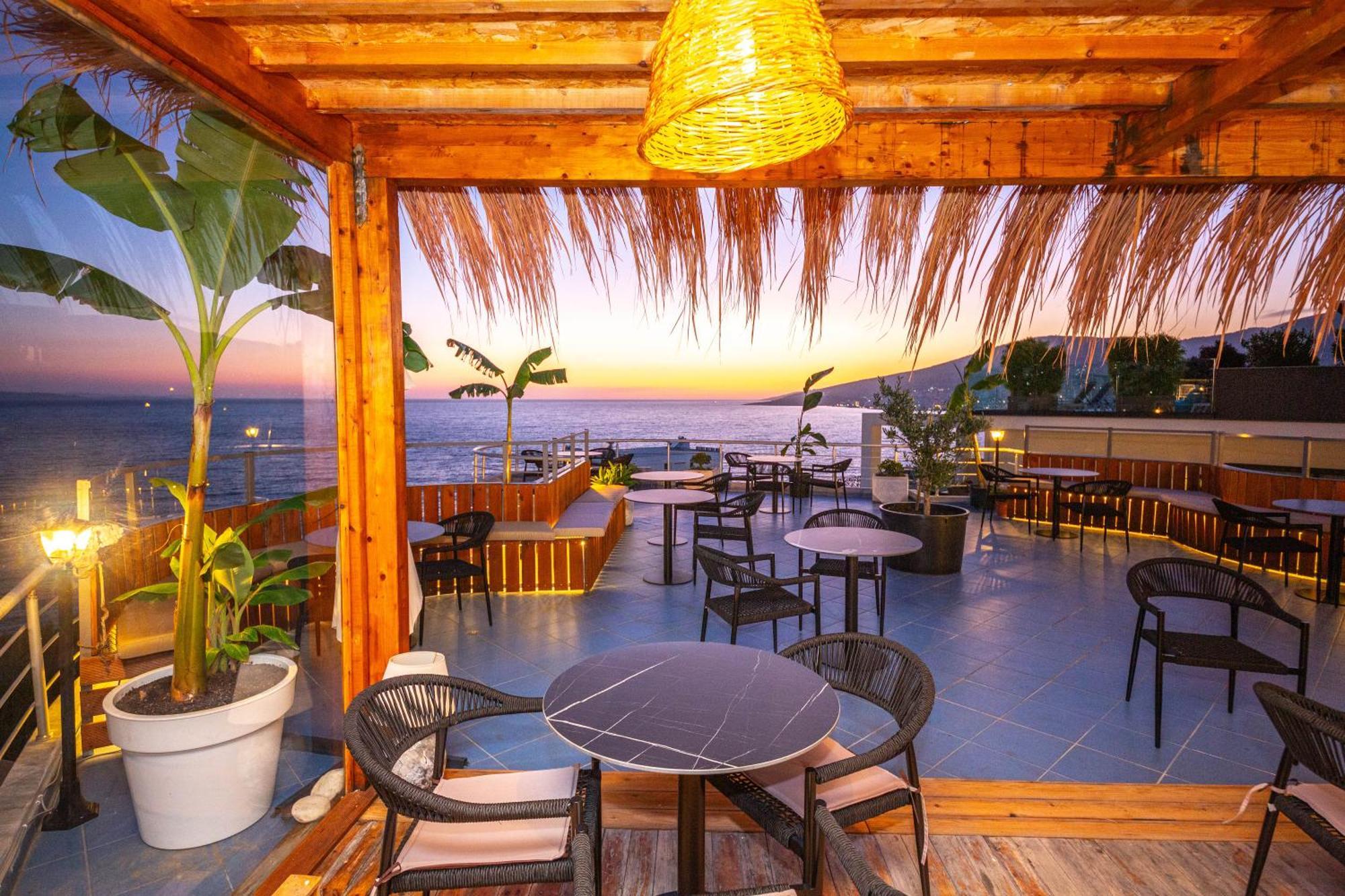 Hotel Sea Breeze Sarandë 外观 照片