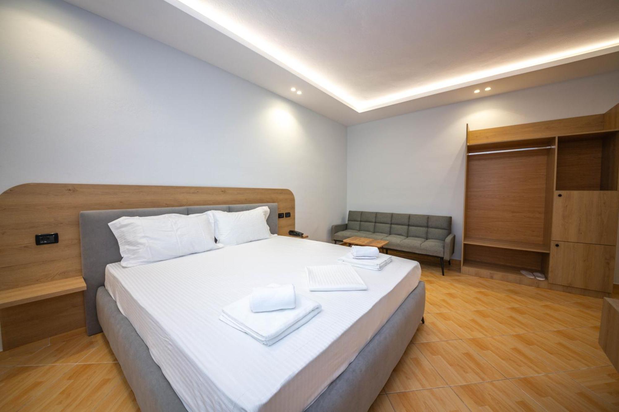 Hotel Sea Breeze Sarandë 外观 照片