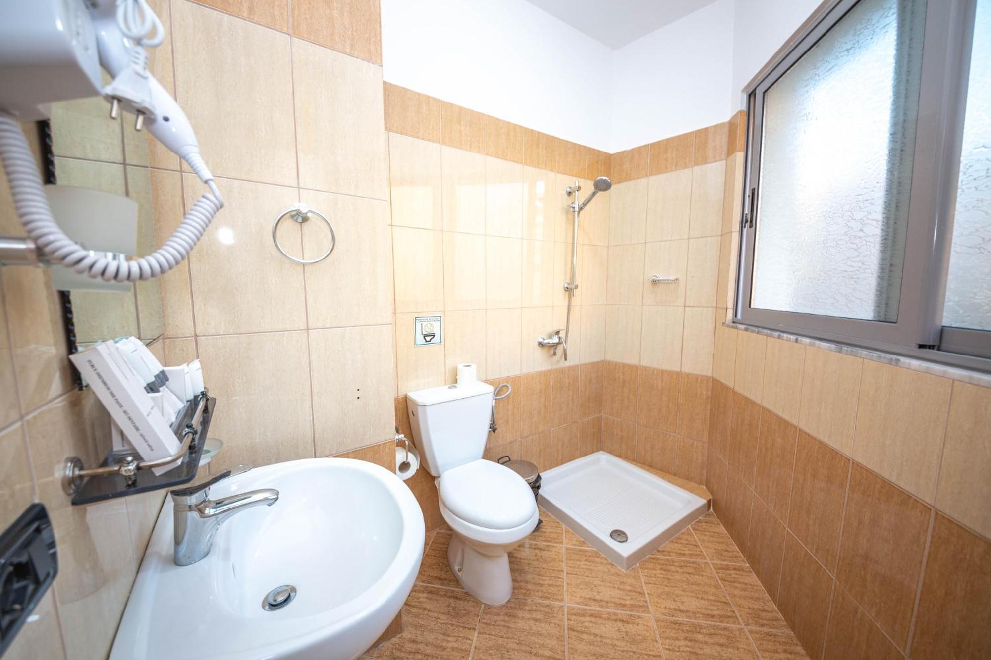Hotel Sea Breeze Sarandë 外观 照片