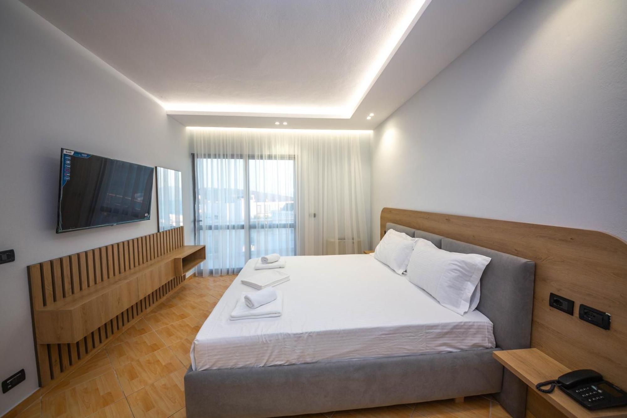 Hotel Sea Breeze Sarandë 外观 照片