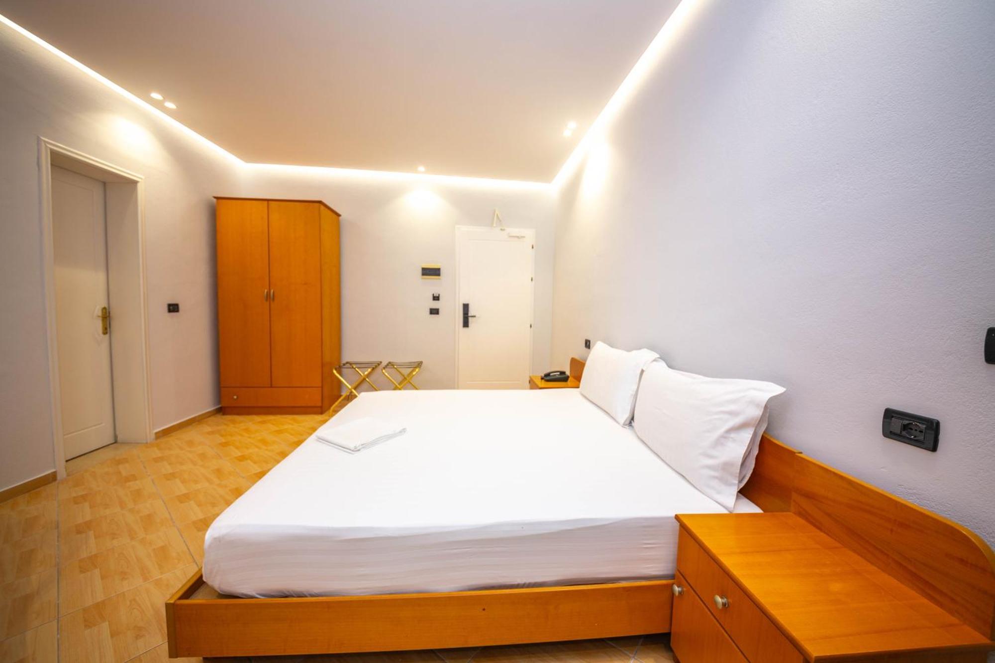 Hotel Sea Breeze Sarandë 外观 照片