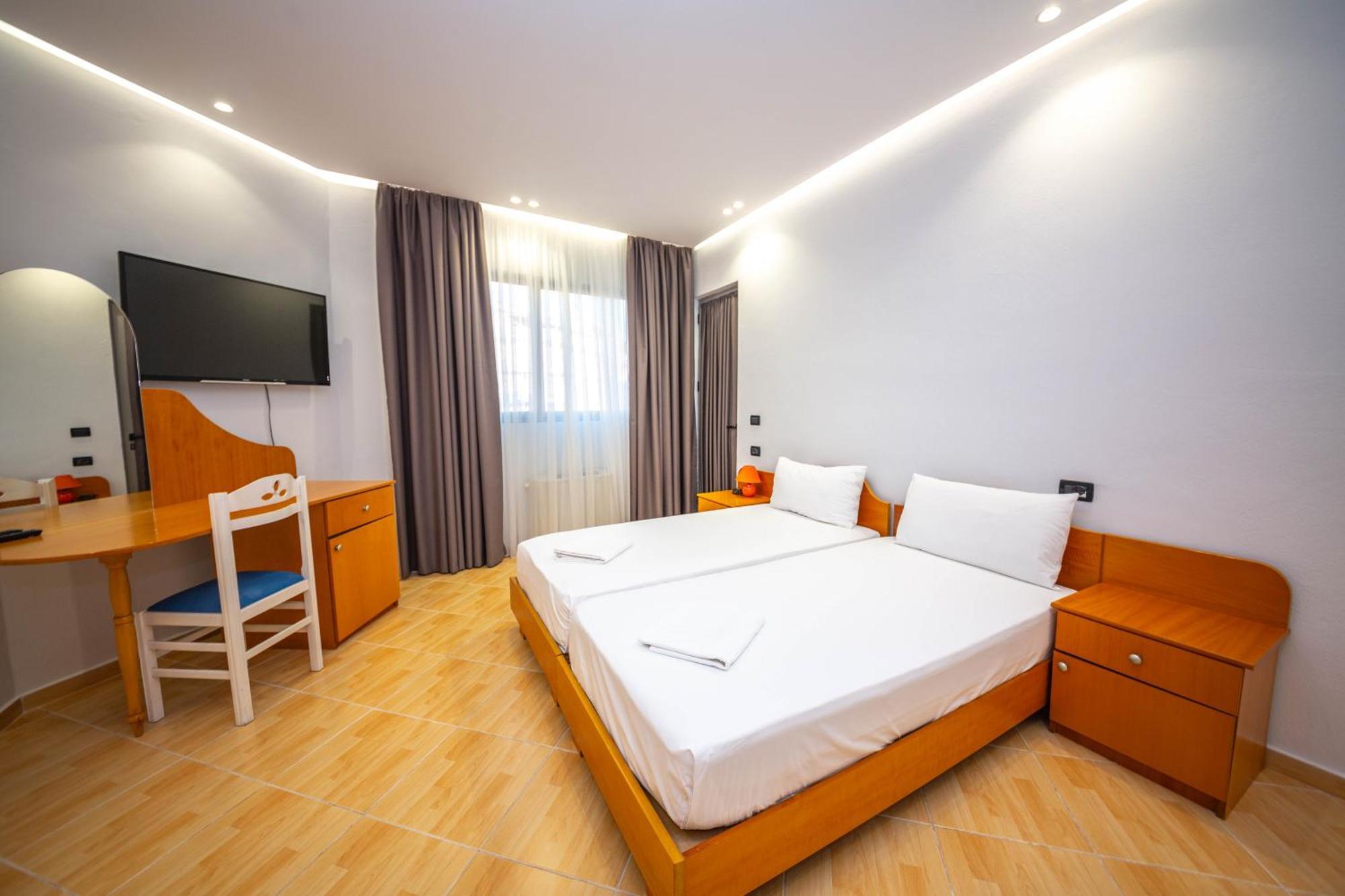 Hotel Sea Breeze Sarandë 外观 照片