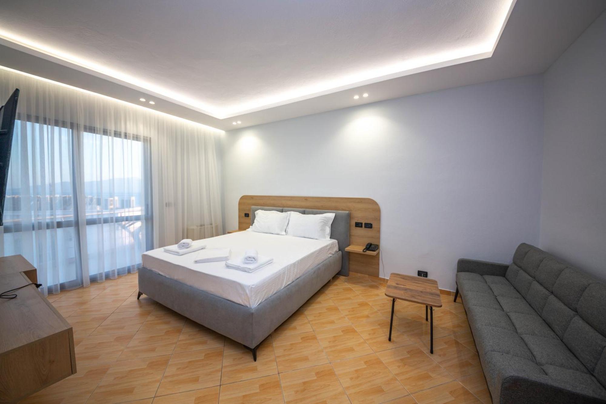 Hotel Sea Breeze Sarandë 外观 照片