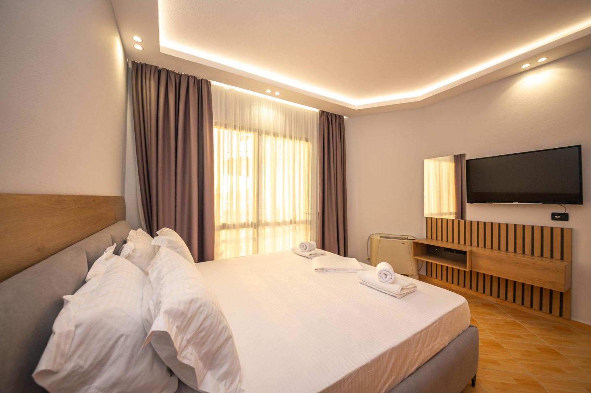 Hotel Sea Breeze Sarandë 外观 照片
