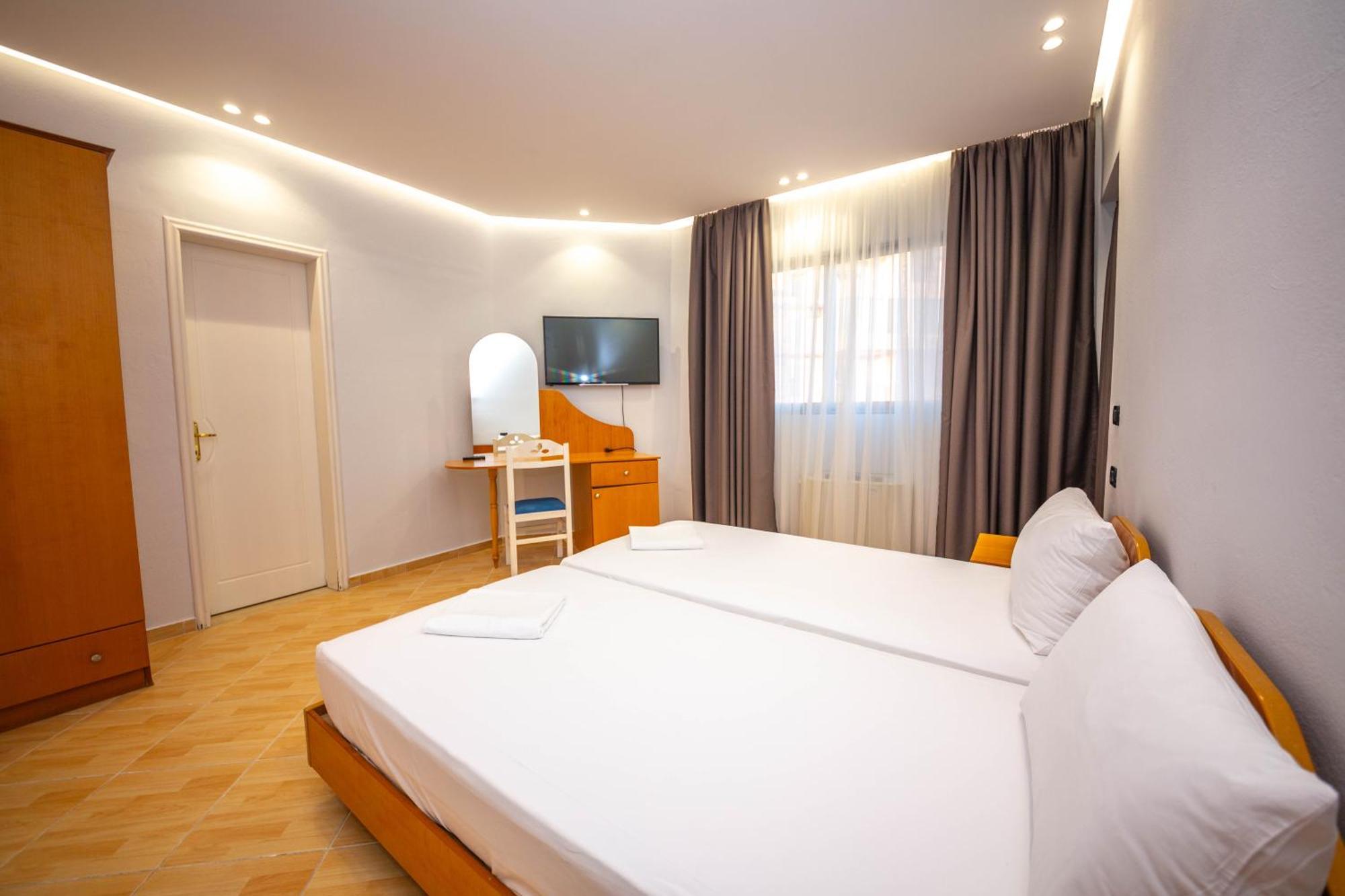 Hotel Sea Breeze Sarandë 外观 照片