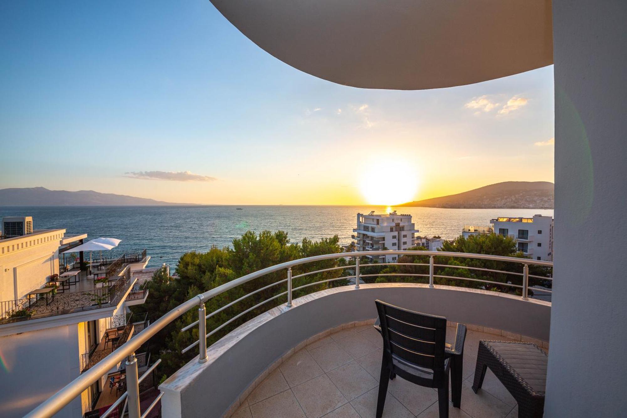 Hotel Sea Breeze Sarandë 外观 照片