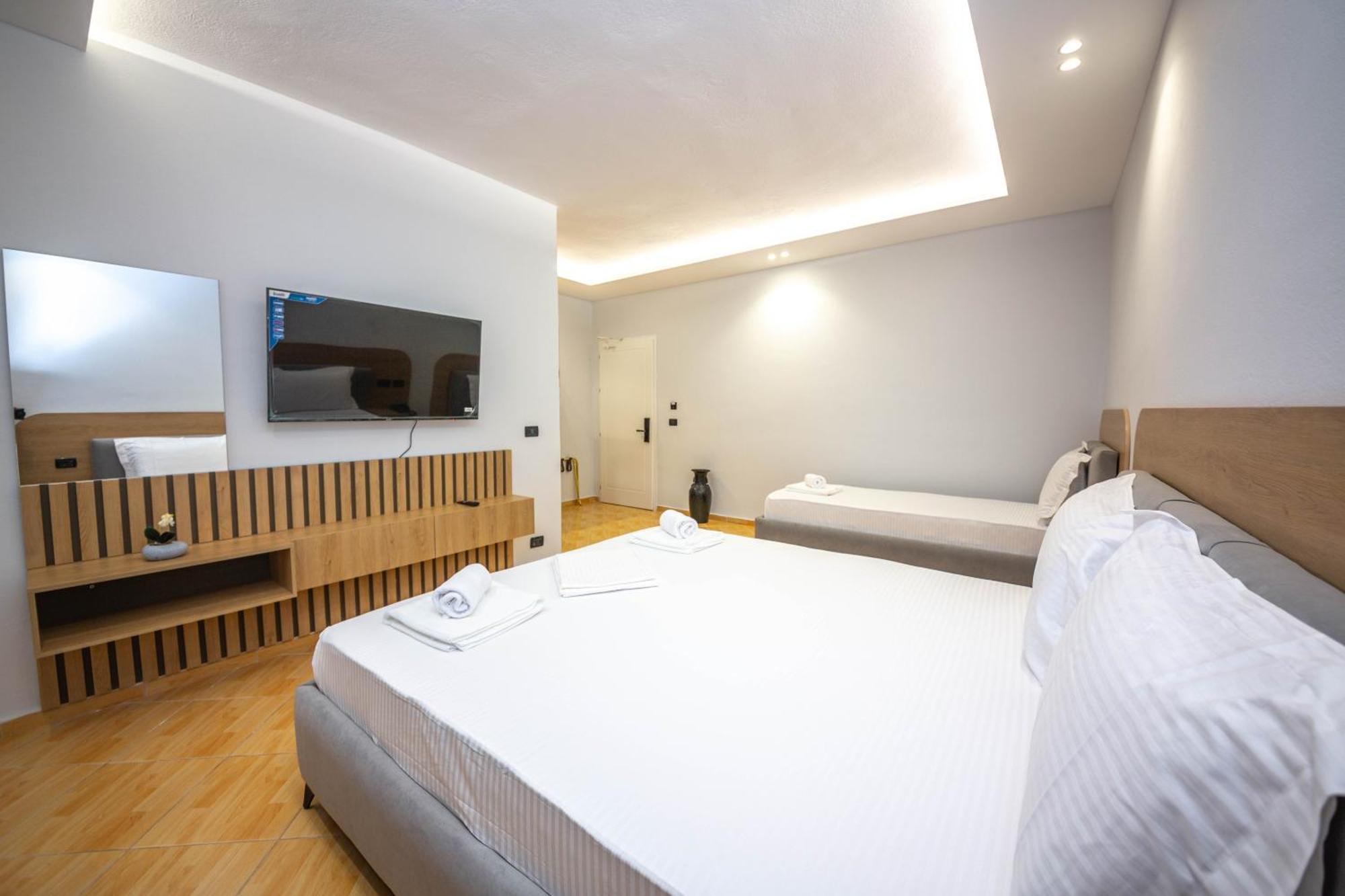 Hotel Sea Breeze Sarandë 外观 照片