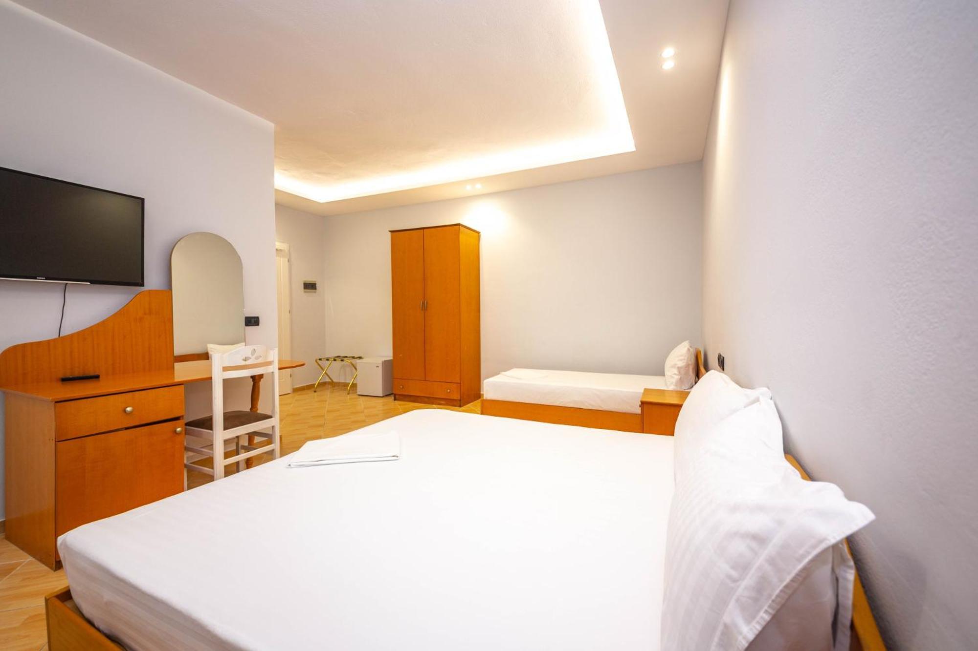 Hotel Sea Breeze Sarandë 外观 照片
