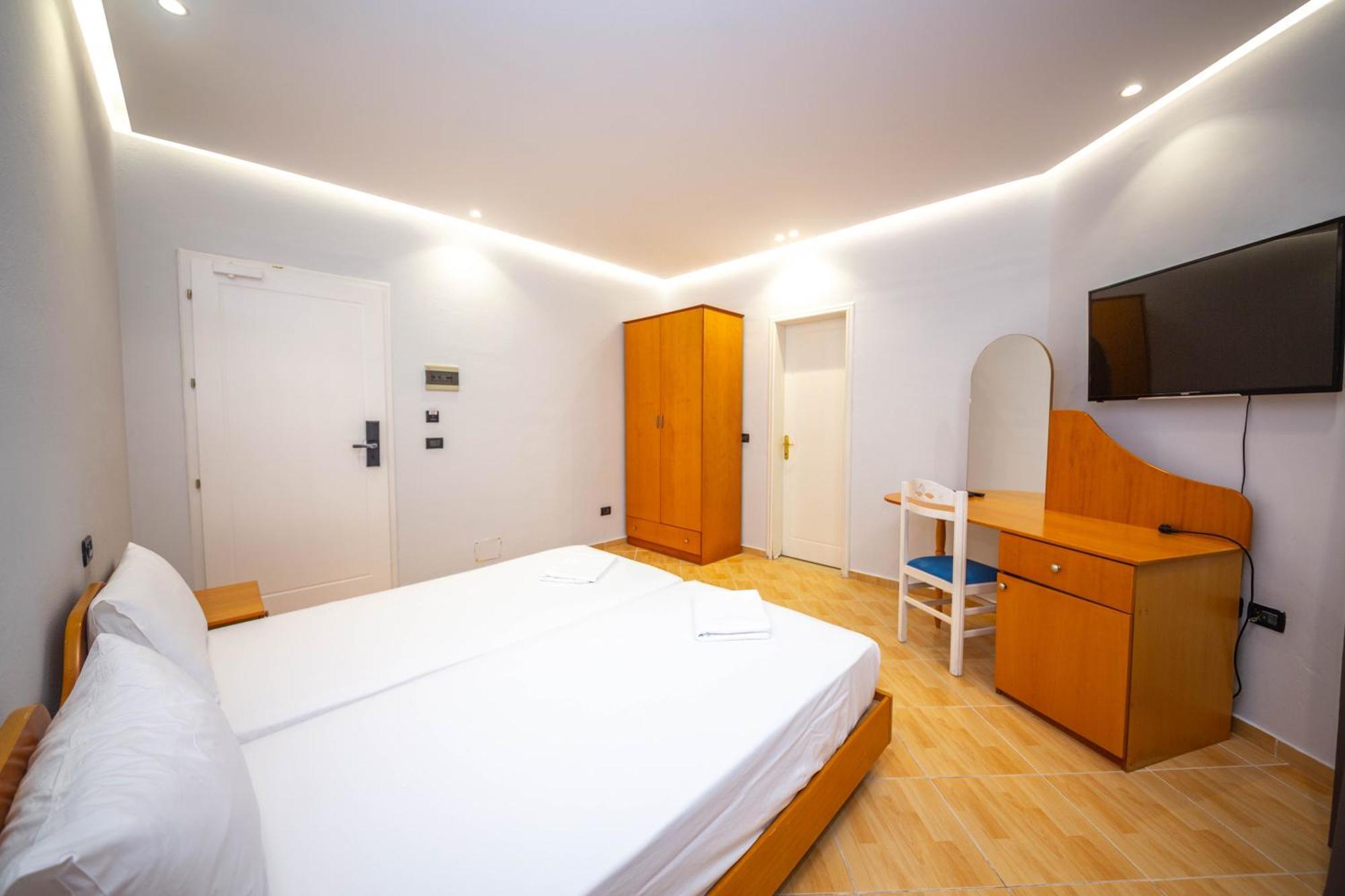 Hotel Sea Breeze Sarandë 外观 照片