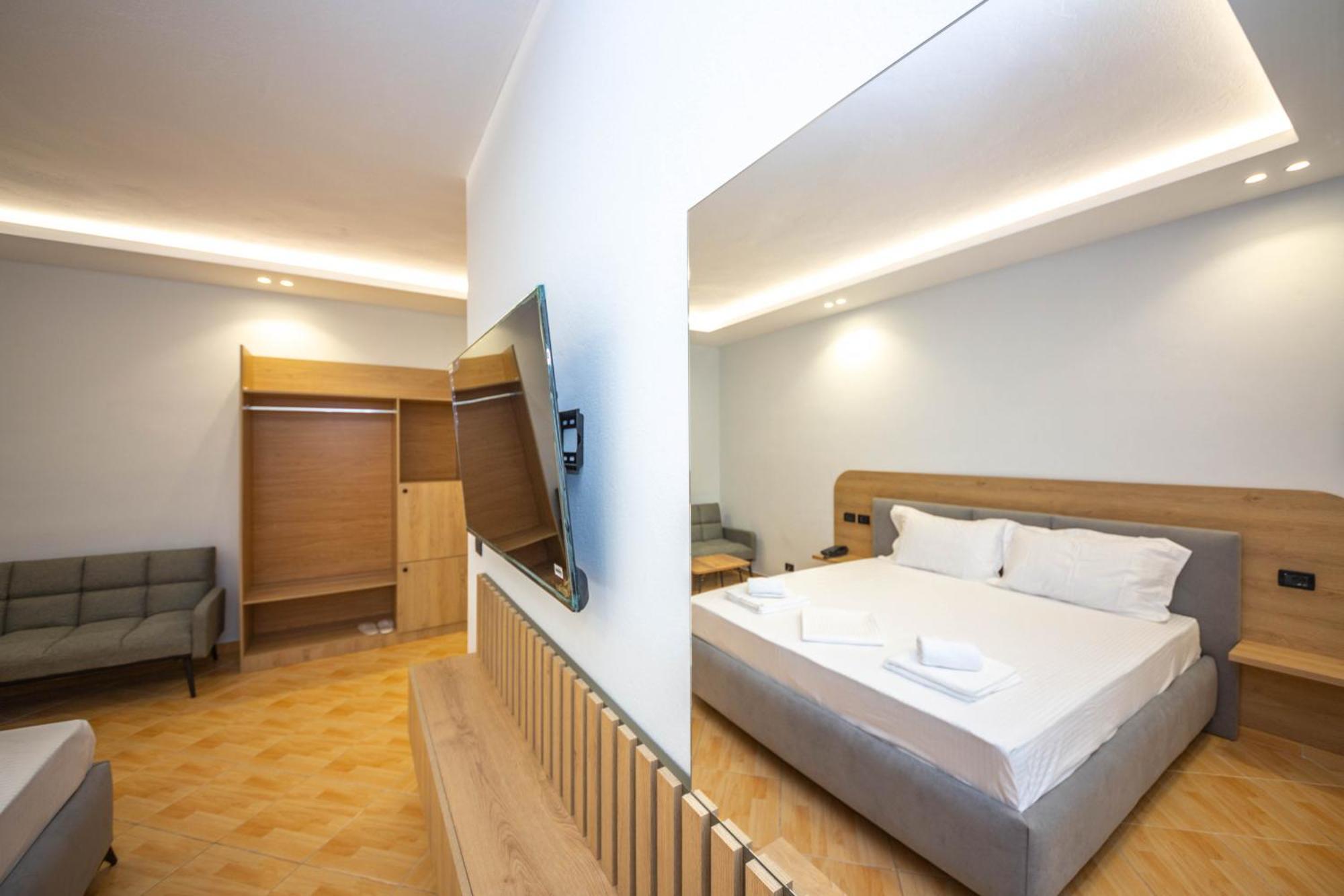 Hotel Sea Breeze Sarandë 外观 照片